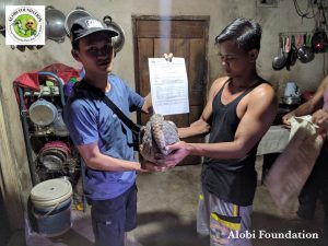 Read more about the article Warga Selamatkan dan Serahkan 2 Ekor Trenggiling Kepada Tim Animal Rescue Alobi